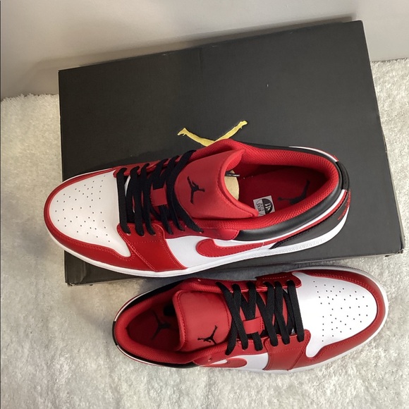 Air Jordan 1 Low - Picture 8 of 13